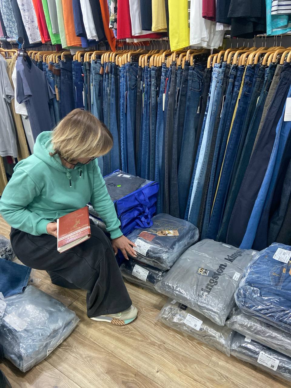 Команда JeansVibe — оптові поставки чоловічого одягу